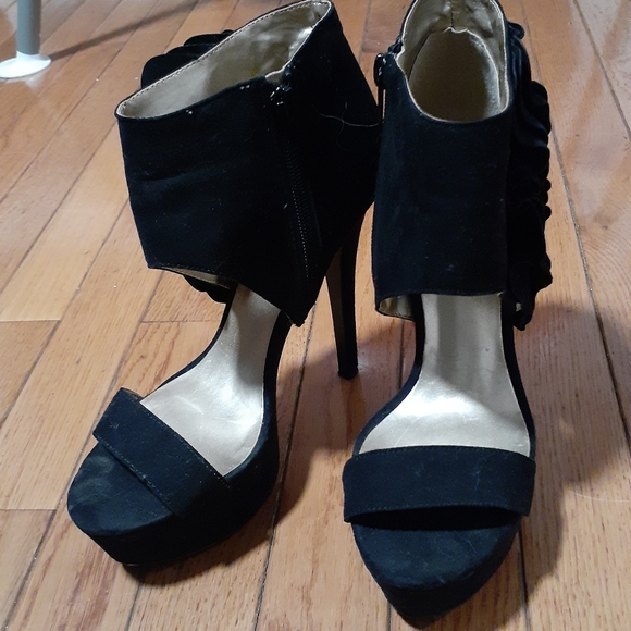 High Heels - Picture 2 of 2